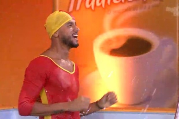 Pelo menos compensou a roupinha ridícula.