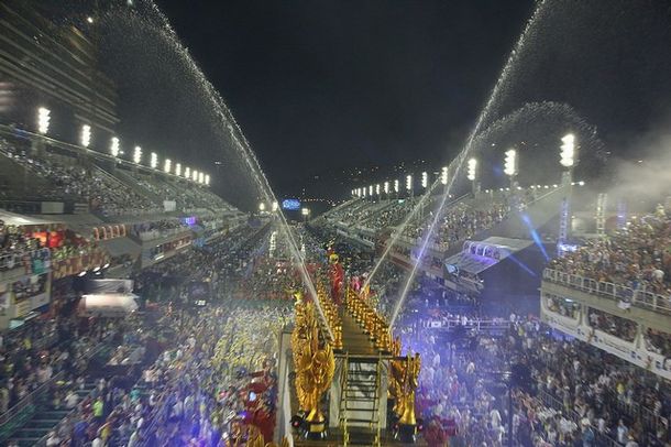 Pã-pã-pã! Pã-pã-pã! (Tema da Vitória tocando).