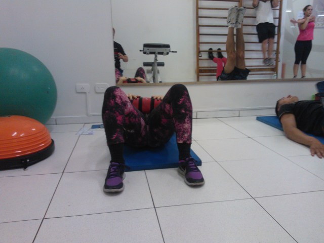 Tentando erguer a cintura com 24 kg de pesos...