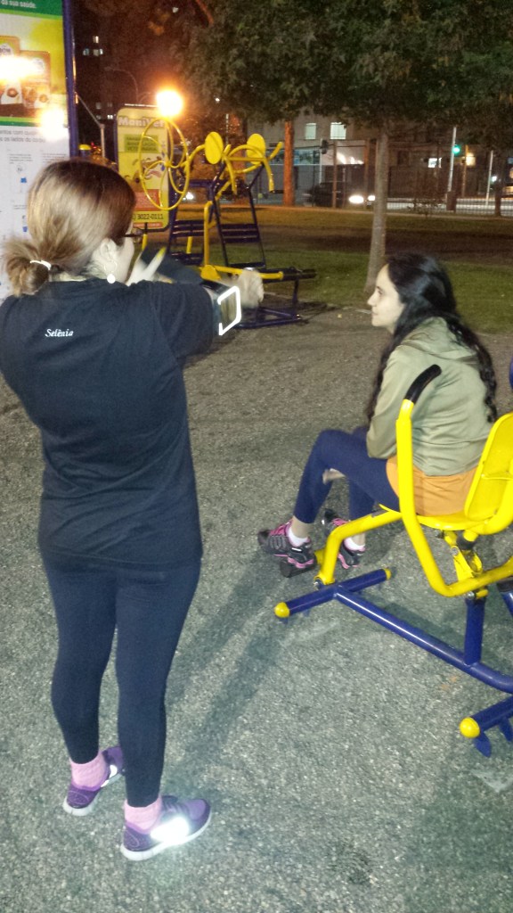 Selênia e Dona Ni distraídas.