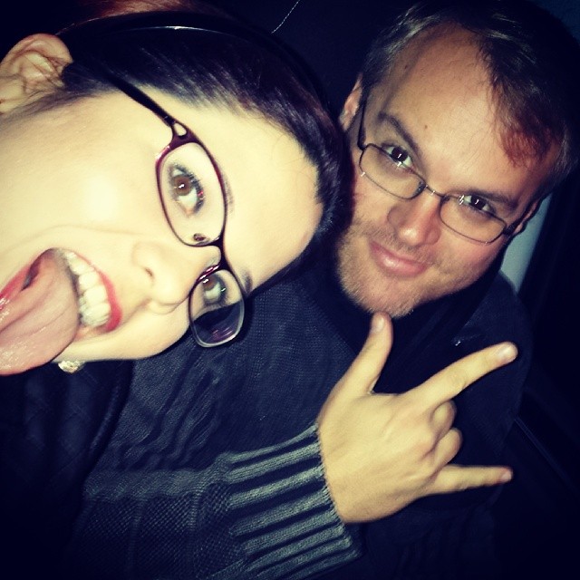 Buscando Dona Ni, com direito a AC/DC no rádio.