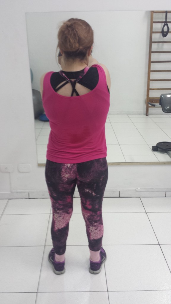 Selênia alongando e Aoshi convenientemente oculto.