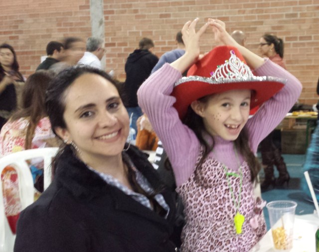 Dona Ni e Julica fazendo pose.