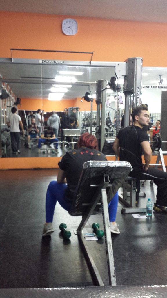 Selênia enrolando antes de começar.