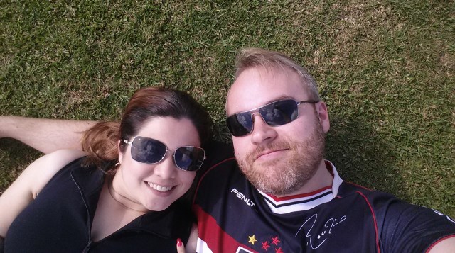 Rolando na grama com muito cuidado.