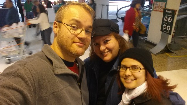 Aoshi, Dona Silvia e Selênia no mercado.