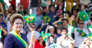 7set2014---a-presidente-dilma-rousseff-desfila-de-rolls-royce-na-abertura-das-celebracoes-de-7-de-setembro-na-esplanada-dos-ministerios-em-brasilia-1410096954001_956x500